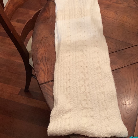 🛑Winter White Hollister Wrap/Scarf - Picture 4 of 5